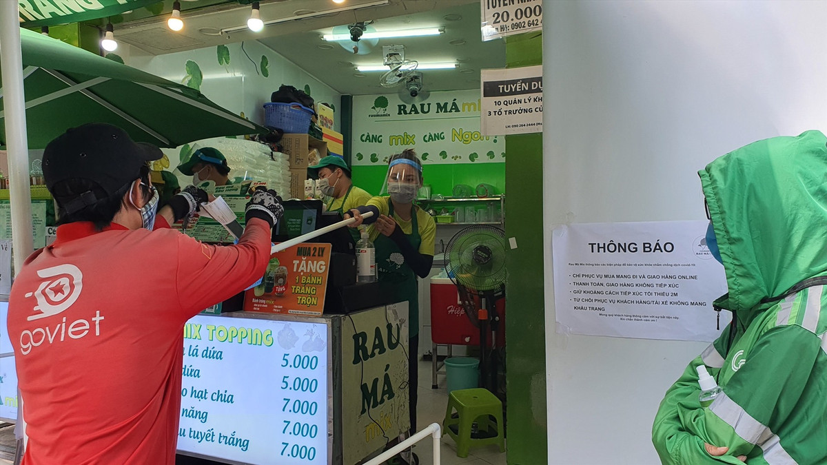 Thay vì đưa trực tiếp bằng tay thì người bán hàng sẽ dùng que, cần câu và yêu cầu người mua đứng bên ngoài hàng rào sắt đã chuẩn bị trước để đảm bảo virus không thể lây lan.