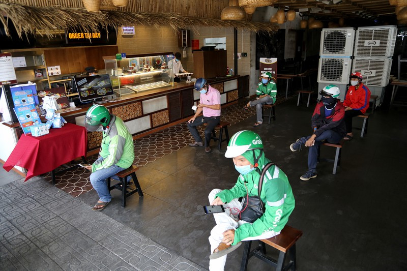 Trước khi có lệnh đóng cửa các hàng quán, tránh tụ tập nơi đông người thì rất nhiều cơ sở kinh doanh đã áp dụng những cách bán hàng nhưng vẫn an toàn trong thời điểm đại dịch COVID-19 diễn biến phức tạp.