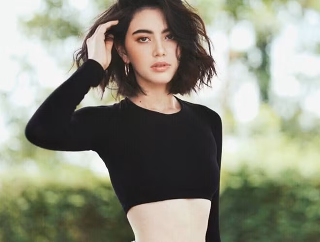 Gắn với Mai Davika là hình ảnh một cô nàng cá tính với mái tóc ngắn và trang phục trẻ trung. Nhưng chính hình ảnh Mai Davika với mái tóc đen dài, vẻ đẹp mặn mà năm nào mới chính là “chìa khoá” giúp cô vụt sáng trong sự nghiệp với 9 giải thưởng lớn, trong đó có Diễn viên chính xuất sắc do Hiệp hội phim ảnh Thái Lan trao tặng