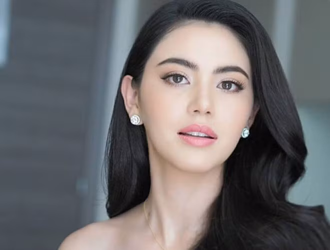 Năm 2013, Mai Davika trở thành ngôi sao đắt giá nhất Thái Lan nhờ vai diễn Nak -trong Tình người duyên ma, đóng cùng tài tử điển trai - Mario Maurer