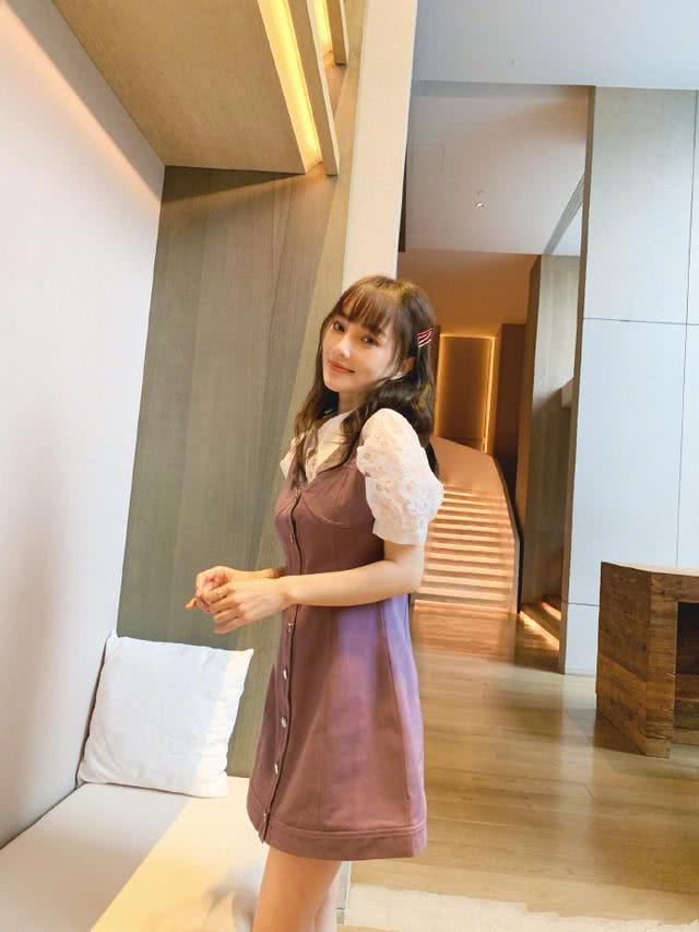 Việc để mái bằng giúp cô trẻ trung hơn