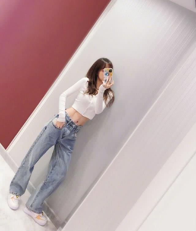 Lý Tiểu Lộ cũng thường xuyên chia sẻ những bài tập và chế độ ăn uống giúp duy trì vóc dáng