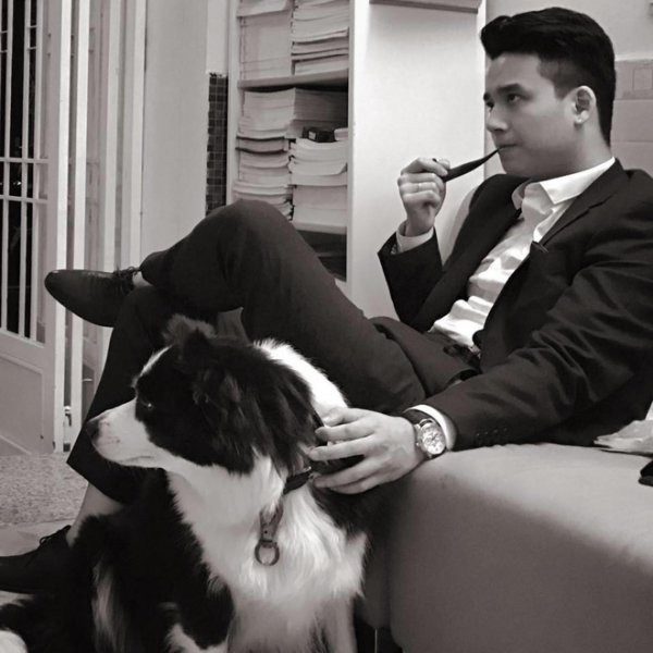 Thầy Sơn Tùng từng là cử nhân Thương mại - quản trị doanh nghiệp tại đại học RMIT Vietnam và thạc sĩ khoa học - Marketing tại đại học University of Liverpool của Anh.