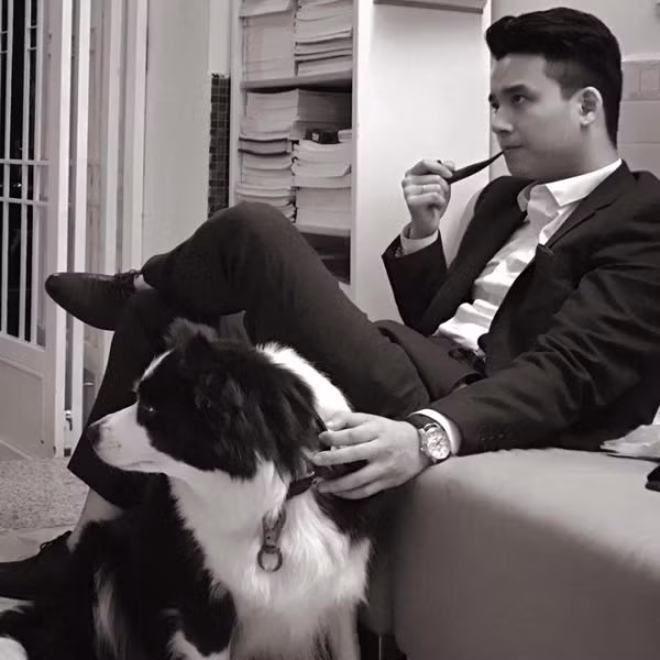 Thầy Sơn Tùng từng là cử nhân Thương mại - quản trị doanh nghiệp tại đại học RMIT Vietnam và thạc sĩ khoa học - Marketing tại đại học University of Liverpool của Anh.