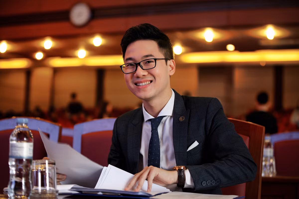 Thời gian còn là sinh viên, thầy Dũng đạt được rất nhiều thành tích xuất sắc. Đặc biệt, thầy giáo điển trai được kết nạp và Đảng khi mới học năm thứ 3 đại học.