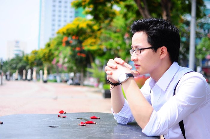 Thầy Minh sở hữu ngoại hình thư sinh cùng khuôn mặt "hiền khô". Thầy được nhận xét là vui tính, đam mê công việc và vô cùng có tài. Ở trường, thầy sở hữu một lượng fans nữ vô cùng hùng hậu.