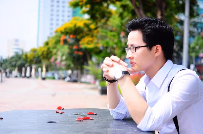 Thầy Minh sở hữu ngoại hình thư sinh cùng khuôn mặt "hiền khô". Thầy được nhận xét là vui tính, đam mê công việc và vô cùng có tài. Ở trường, thầy sở hữu một lượng fans nữ vô cùng hùng hậu.