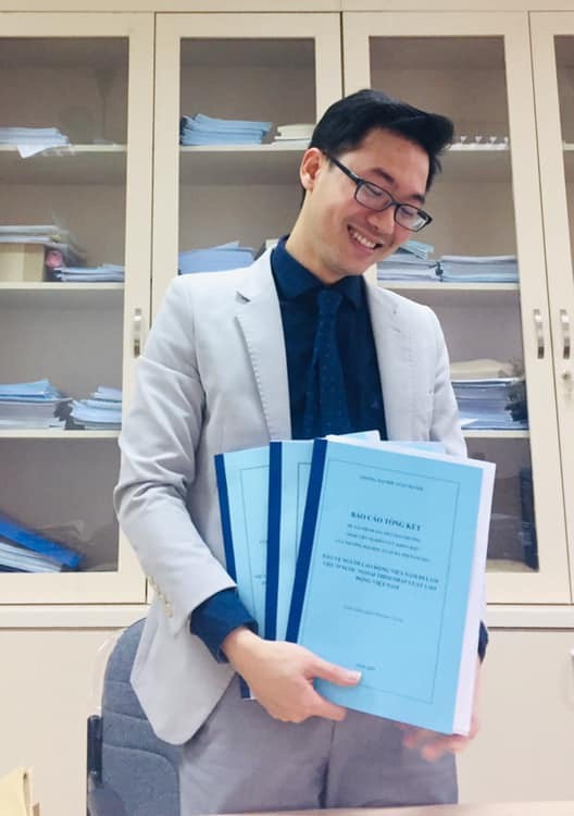 Đại học Luật từ trước đến nay vẫn nổi tiếng là có nhiều giảng viên cực kỳ đẹp trai. Mới đây, cộng đồng mạng lại xôn xao trước những hình ảnh của thầy Nguyễn Tiến Dũng, giảng viên bộ môn Luật Lao động, khoa Pháp luật Kinh tế trường Đại học Luật Hà Nội. Thầy Dũng cũng là cựu sinh viên của trường Luật luôn.