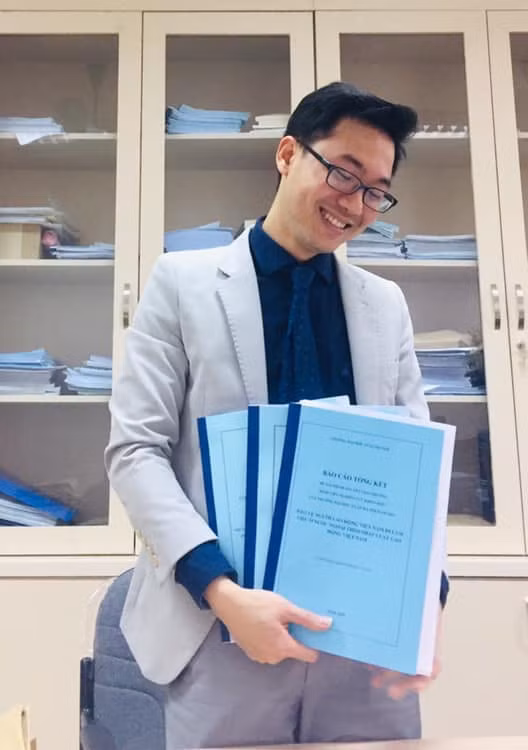 Đại học Luật từ trước đến nay vẫn nổi tiếng là có nhiều giảng viên cực kỳ đẹp trai. Mới đây, cộng đồng mạng lại xôn xao trước những hình ảnh của thầy Nguyễn Tiến Dũng, giảng viên bộ môn Luật Lao động, khoa Pháp luật Kinh tế trường Đại học Luật Hà Nội. Thầy Dũng cũng là cựu sinh viên của trường Luật luôn.