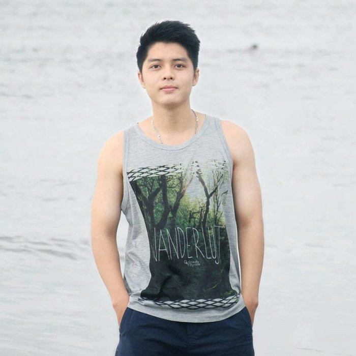 Thầy Thành cho biết, trên ảnh thì vậy nhưng ở ngoài thầy hơi lùn nên không soái ca lắm. Hơn nữa thầy giáo nghiêm túc cũng không muốn được nổi tiếng, không muốn sinh viên chụp ảnh mình mà mất tập trung vào bài học.