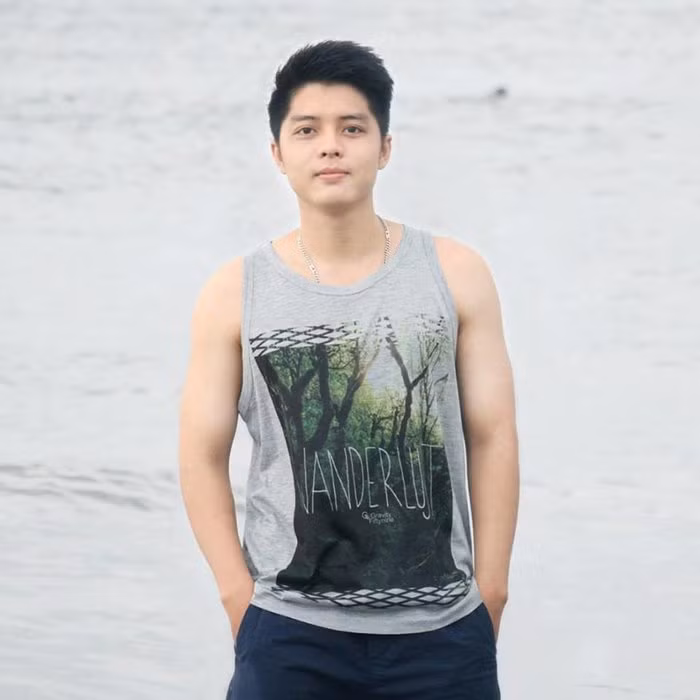 Thầy Thành cho biết, trên ảnh thì vậy nhưng ở ngoài thầy hơi lùn nên không soái ca lắm. Hơn nữa thầy giáo nghiêm túc cũng không muốn được nổi tiếng, không muốn sinh viên chụp ảnh mình mà mất tập trung vào bài học.