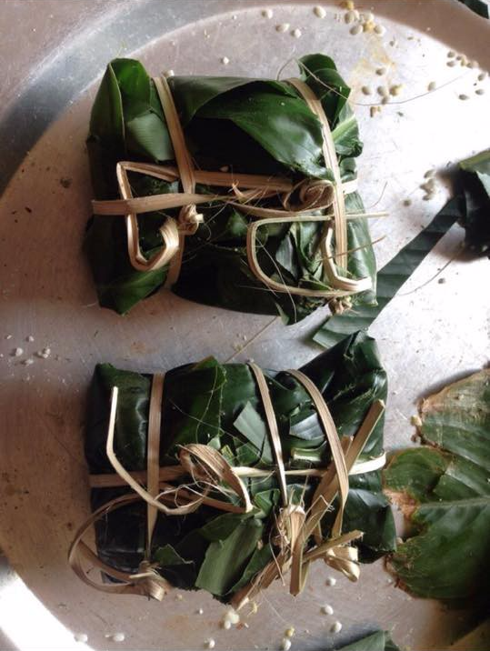 Gói bánh chưng là một nghệ thuật, nếu người gói bánh chưng mà không phải một nghệ sĩ, mà cũng không có hoa tay thì Tết "toang" sớm. Chiếc bánh chưng có hình tròn hoặc hình vuông truyền thống bỗng trở thành một hình dạng vô cùng khó hiểu.