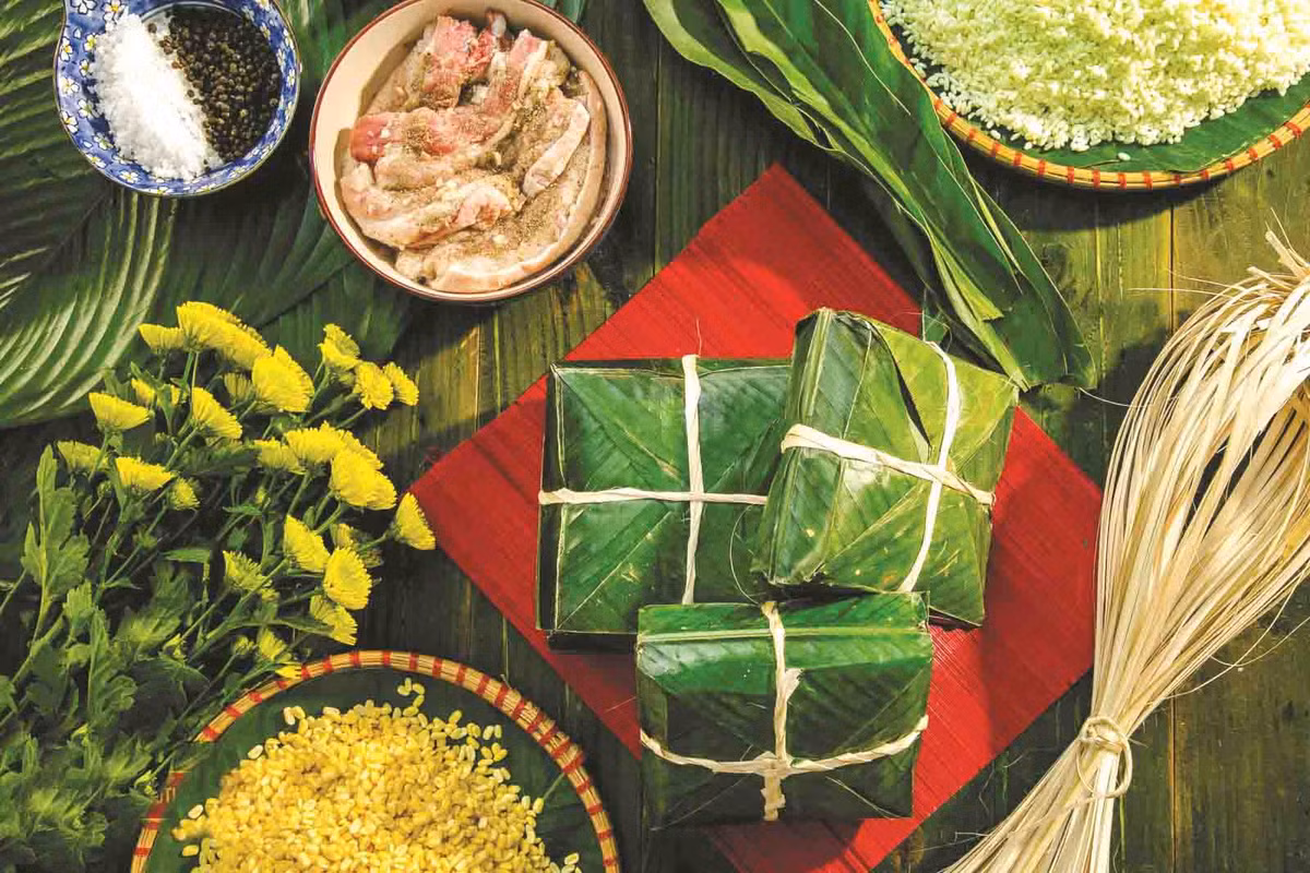  Bánh chưng là món ăn truyền thống và không thể thiếu mỗi khi Tết đến. Chưa thấy bánh chưng là chưa thấy Tết, cũng như là mâm cỗ thắp hương các cụ đầu năm mà thiếu loại bánh thì chưa đủ đầy, trọn vẹn. Thế nhưng để làm ra món bánh này vô cùng cầu kỳ từ bước vo gạo, đãi đậu, ướp thịt đến khâu gói, luộc bánh đều yêu cầu phải cực kỳ khéo léo.