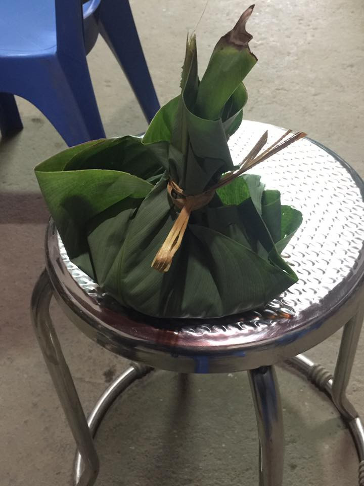 Bánh chưng mà rơi phải đúng tay những người không có hoa tay thì ngay lập tức sẽ trở thành "siêu thảm hoạ" đầu năm. Lá dong mà bị bó vào như lá sen thế này thì còn ra hình thù cái bánh gì nữa đây.