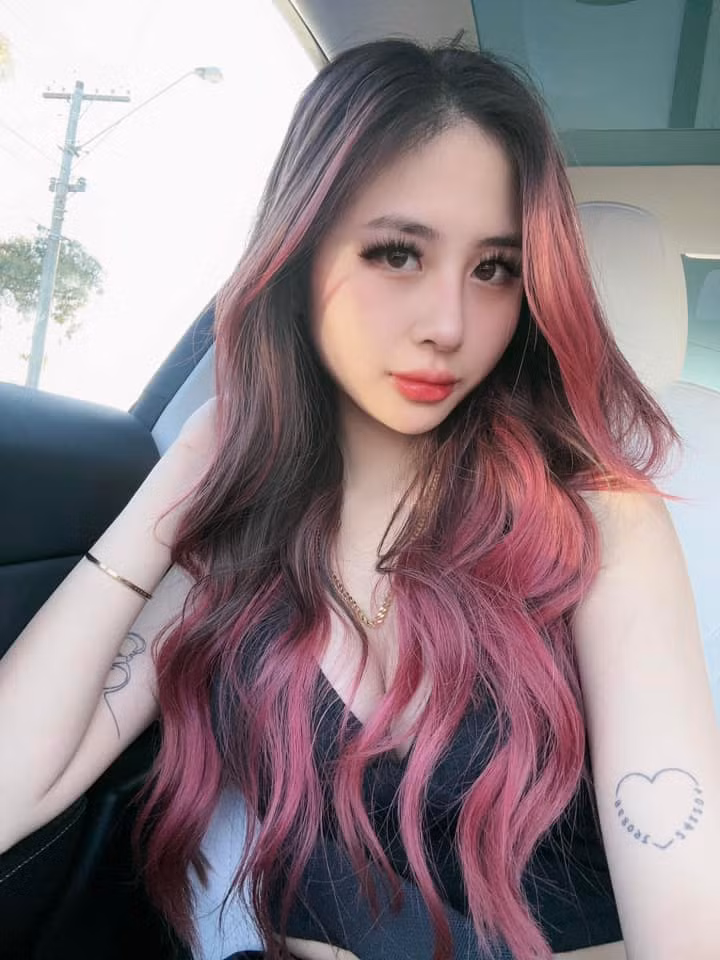 Sau 2-3 tháng, cô gái tự dưỡng lại tóc, tự nhuộm lại. Cô nhắn nhủ tới các bạn có ý định làm tóc: "Mong mấy bạn khi đi làm đẹp nên nghe tư vấn kĩ rồi hẳn làm, đừng tin tưởng ai hết nha".