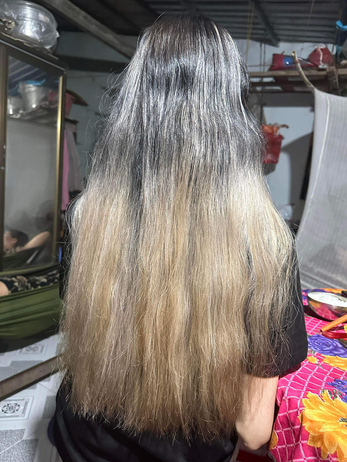 Sau khi mất kha khá tiền cùng rất nhiều thời gian, đây là kết quả mà cô gái nhận được.Có thể thấy màu tóc hiện tại không liên quan gì đến màu tóc được yêu cầu.