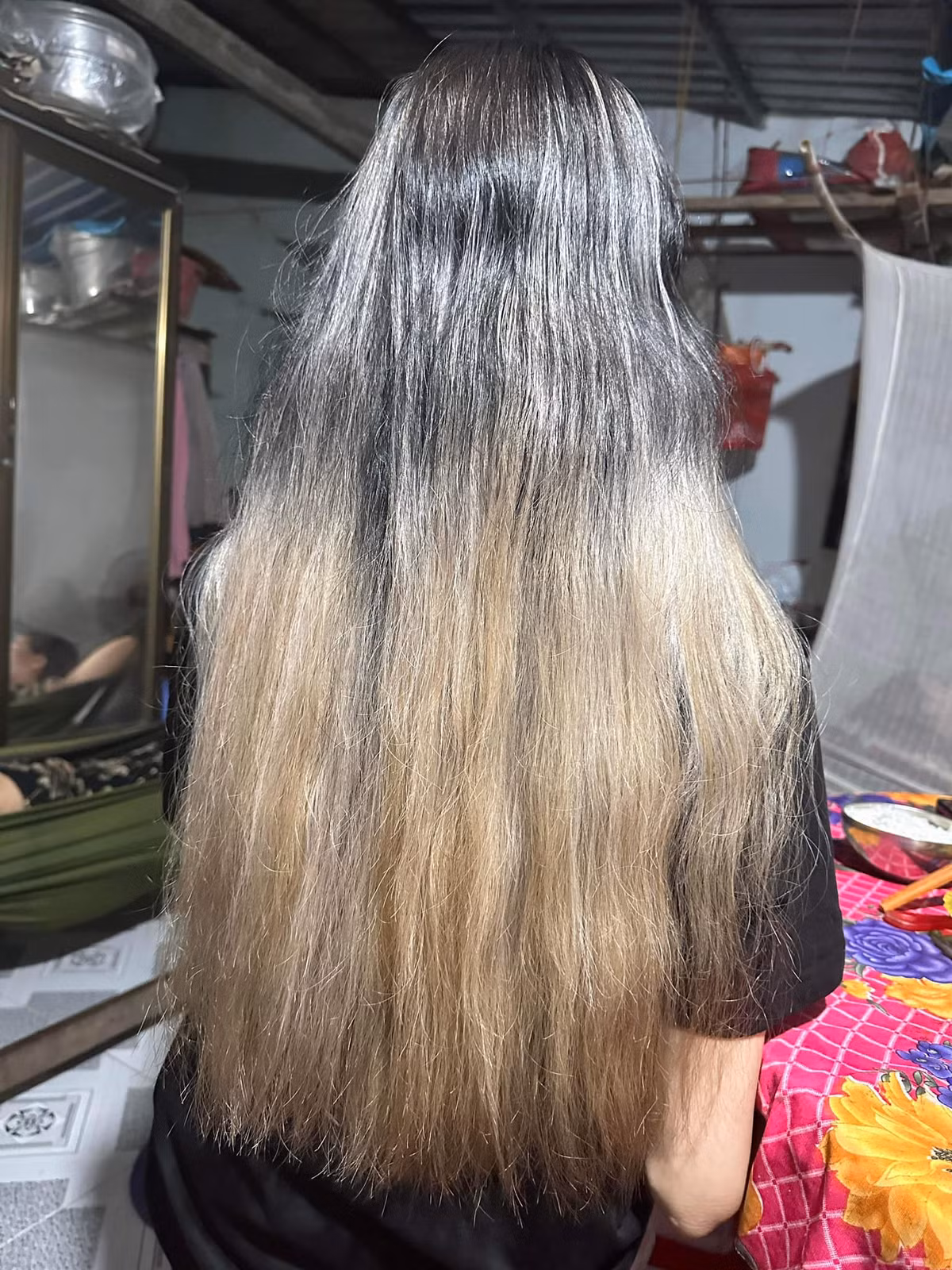 Sau khi mất kha khá tiền cùng rất nhiều thời gian, đây là kết quả mà cô gái nhận được.Có thể thấy màu tóc hiện tại không liên quan gì đến màu tóc được yêu cầu.