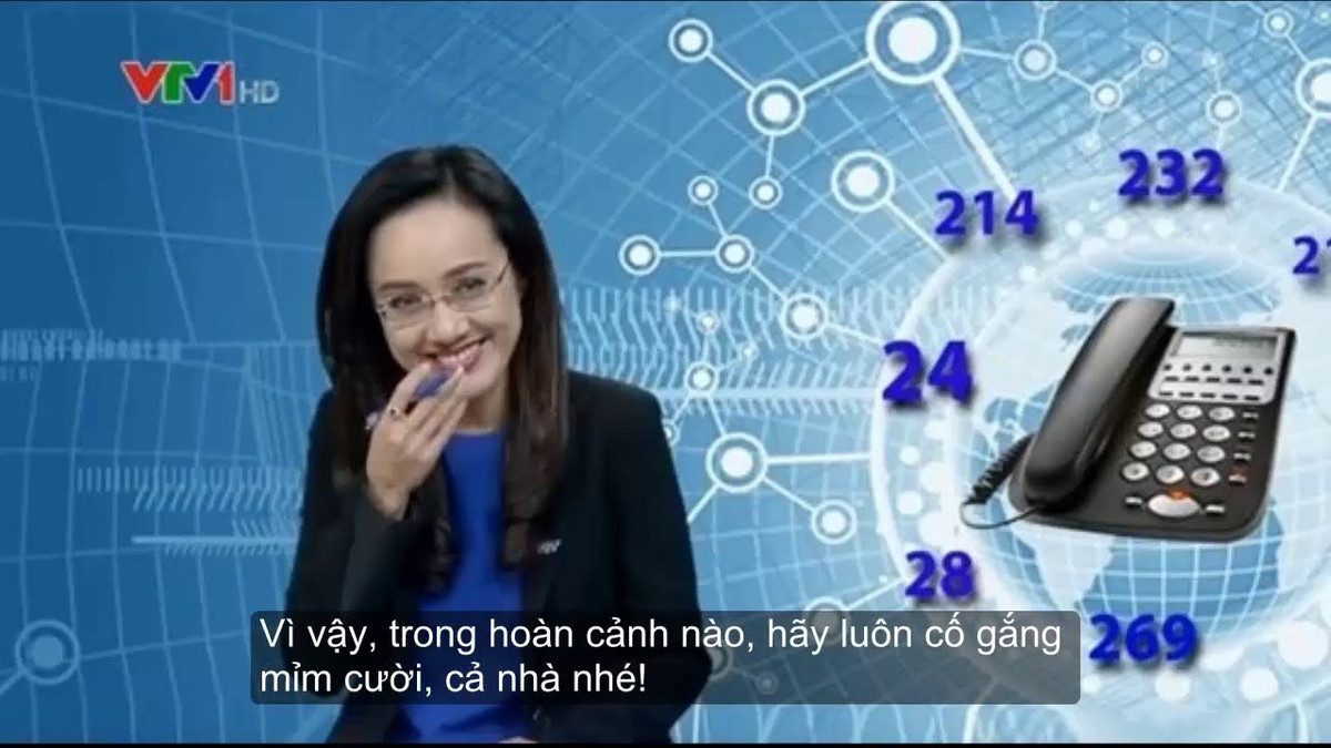 MC thời sự Hoài Anh vô tình bật cười trên sóng truyền hình, được dân mạng nhận xét là xinh đẹp và đáng yêu. Ảnh cắt màn hình.