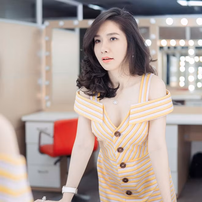 Không biết Ngọc Vân có phát hiện ra sự cố hài hước này không nhưng cô vẫn cực chuyên nghiệp, làm tròn nhiệm vụ của mình.