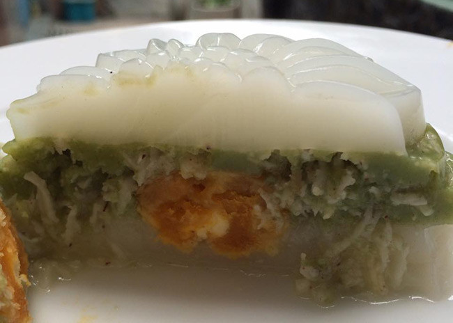 Bánh trung thu rau câu chảy nước vẫn được đăng bán khiến cộng đồng mạng "câm nín".