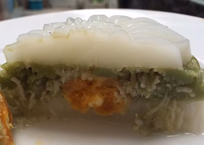 Bánh trung thu rau câu chảy nước vẫn được đăng bán khiến cộng đồng mạng "câm nín".