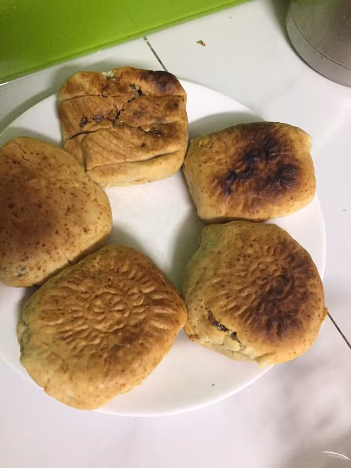 Mẻ bánh khiến người xem tự hỏi: Rốt cuộc đây là bánh nướng hay bánh chưng rán?