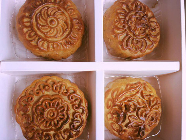 Tin rằng bánh trung thu handmade vừa sạch vừa đảm bảo, nhiều chị em tự mày mò, làm ra những mẻ bánh tặng gia đình.