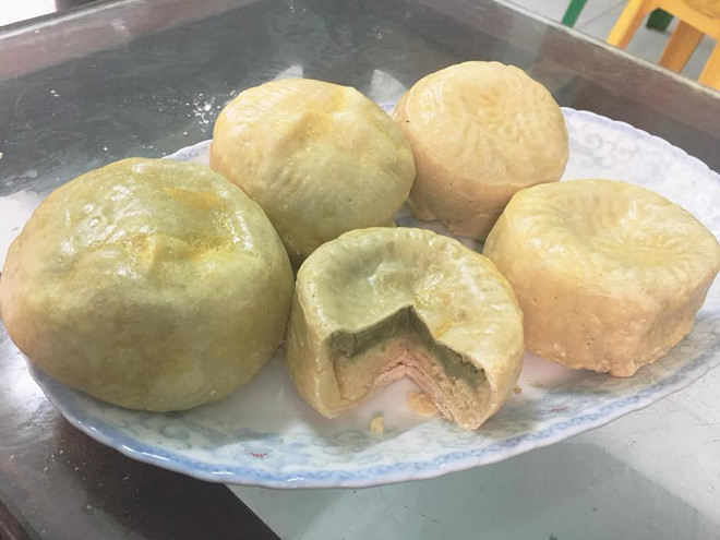 Vô tư nướng bánh bằng lò vi sóng, cô gái "cho ra lò" sản phẩm ma chê quỷ hờn, "chó còn không ăn".