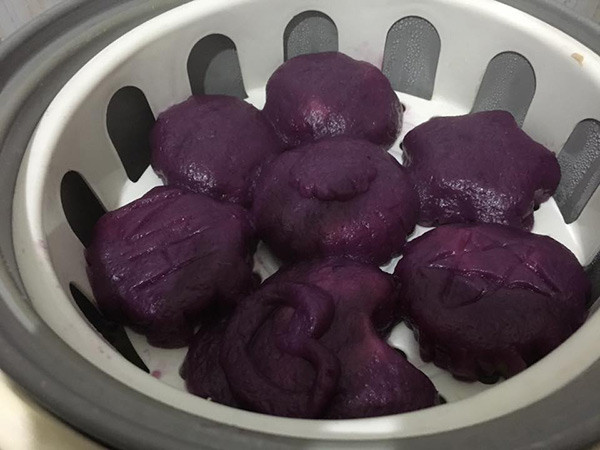 Kết quả là những chiếc bánh trung thu thảm hoạ "lúc đi nguyên vẹn, lúc về nhão nhoẹt".