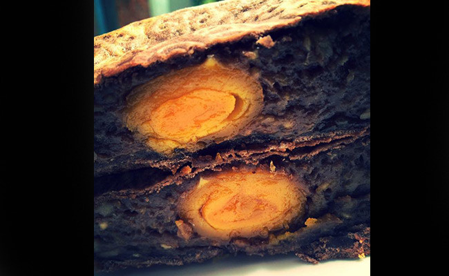 Đây hẳn là chiếc bánh nướng theo concept "vùng tối của thiên hà".