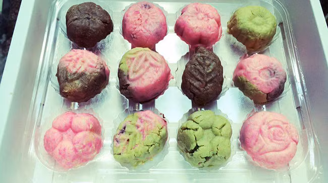 Bên cạnh những chiếc bánh xinh đẹp, hình ảnh sản phẩm bánh trung thu lỗi của hội chị em khiến dân mạng chết cười.