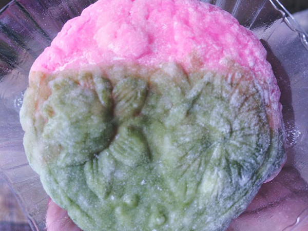 Chẳng rõ chiếc bánh này mốc hay chỉ là sự pha màu táo bạo của người làm?