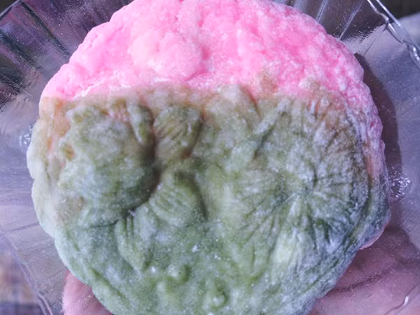 Chẳng rõ chiếc bánh này mốc hay chỉ là sự pha màu táo bạo của người làm?