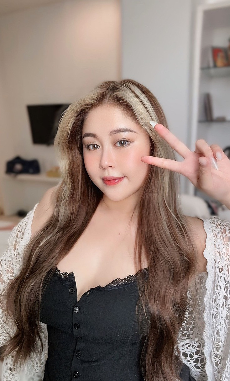 Ngọc Huyền cao 1m60 với cân nặng 61,8kg. Từng có thời điểm cô nặng tới 75kg.