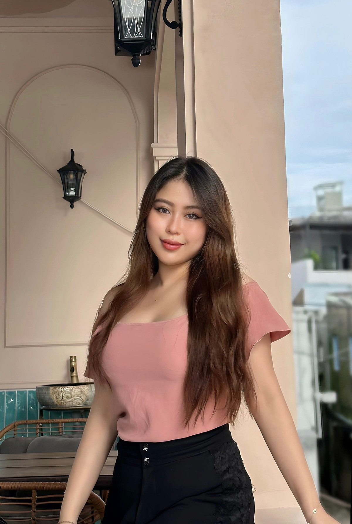 Nàng hot girl thường lựa chọn những trang phục phù hợp để khéo léo tôn lên vóc dáng, che đi khuyết điểm.