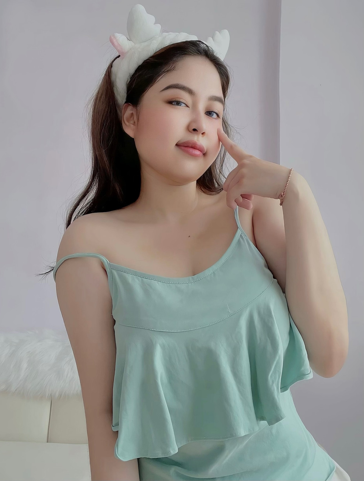 Với vẻ rạng rỡ và tràn đầy sức sống, cô được mời làm mẫu cho một số nhãn hàng.