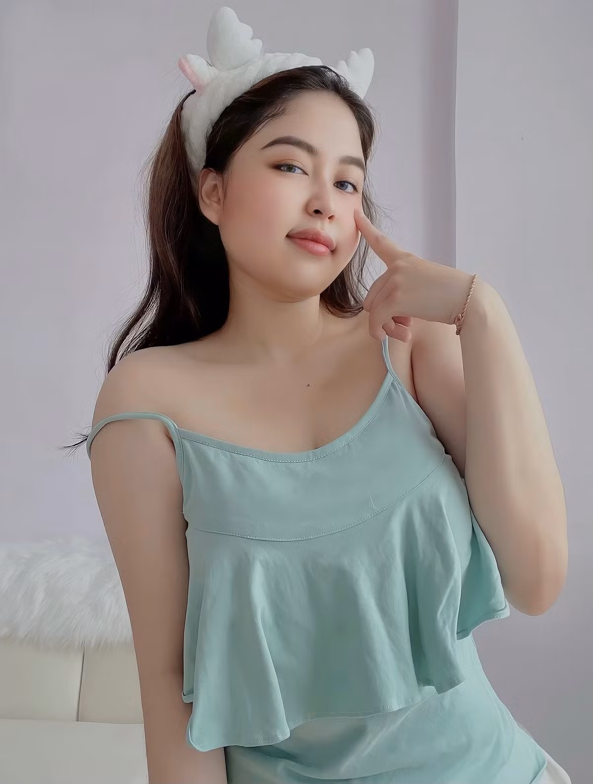 Với vẻ rạng rỡ và tràn đầy sức sống, cô được mời làm mẫu cho một số nhãn hàng.