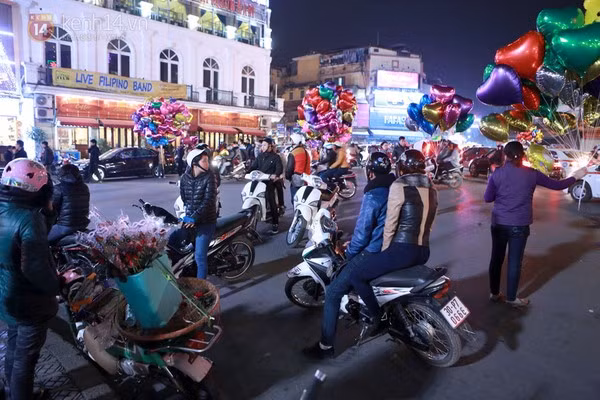 Hai bạn có thể cùng nhau đi dạo quanh hồ, tận hưởng sự thú vị của cây kem giữa ngày lạnh, đặt bàn tại một quán cafe quanh Hồ Gươm như The Balcony, Avalon hay đơn giản hơn là cafe Đinh.