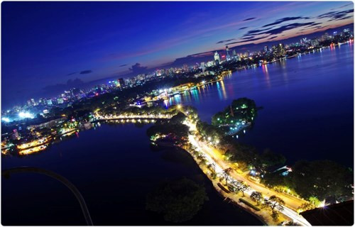 Những con đường quanh Hồ Tây luôn là thiên đường của các cặp đôi. Ngoài cách dựng xe ngồi ngắm Hồ Tây như mọi khi, các bạn có thể gửi xe dạo quanh hồ Trúc Bạch hay đạp vịt cũng là một ý tưởng không tồi.