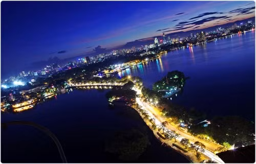 Những con đường quanh Hồ Tây luôn là thiên đường của các cặp đôi. Ngoài cách dựng xe ngồi ngắm Hồ Tây như mọi khi, các bạn có thể gửi xe dạo quanh hồ Trúc Bạch hay đạp vịt cũng là một ý tưởng không tồi.