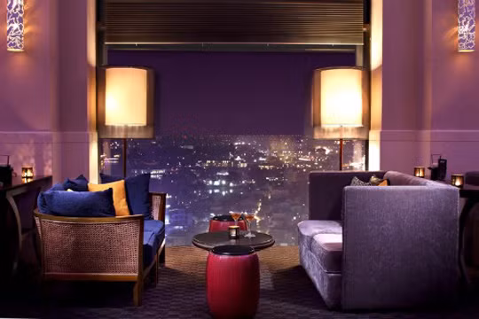 Một số quán cafe có view đẹp từ trên cao như Tầng 19, Sofitel Plaza; The Roof Top Lounge and Coffee Lý Thường Kiệt, Tầng 65 Tháp Lotte, Keangnam Landmark 72, Sky Bar 13 Hai Bà Trưng là địa chỉ quen thuộc của những bạn trẻ muốn khám phá Hà Nội về đêm.