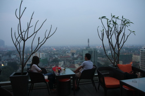 Hà Nội cũng có một số quán cà phê view rất đẹp và trang trí phù hợp cho các cặp tình nhân muốn có không gian lãng mạn để tâm sự.