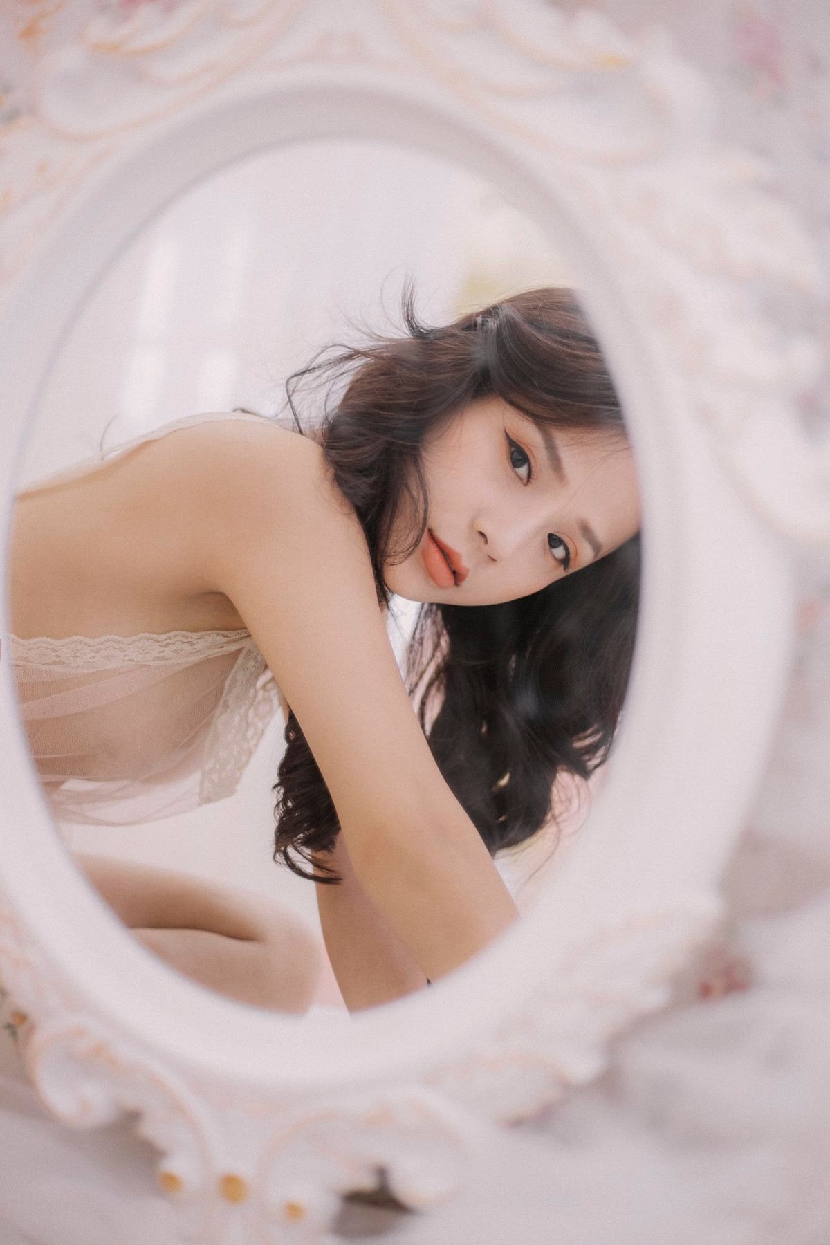 Mới đây, khi Lâm Tây đang vướng phải nghi án lộ clip nhạy cảm thì Thương Võ khoe bộ ảnh cực kỳ bỏng mắt trên mạng xã hội.