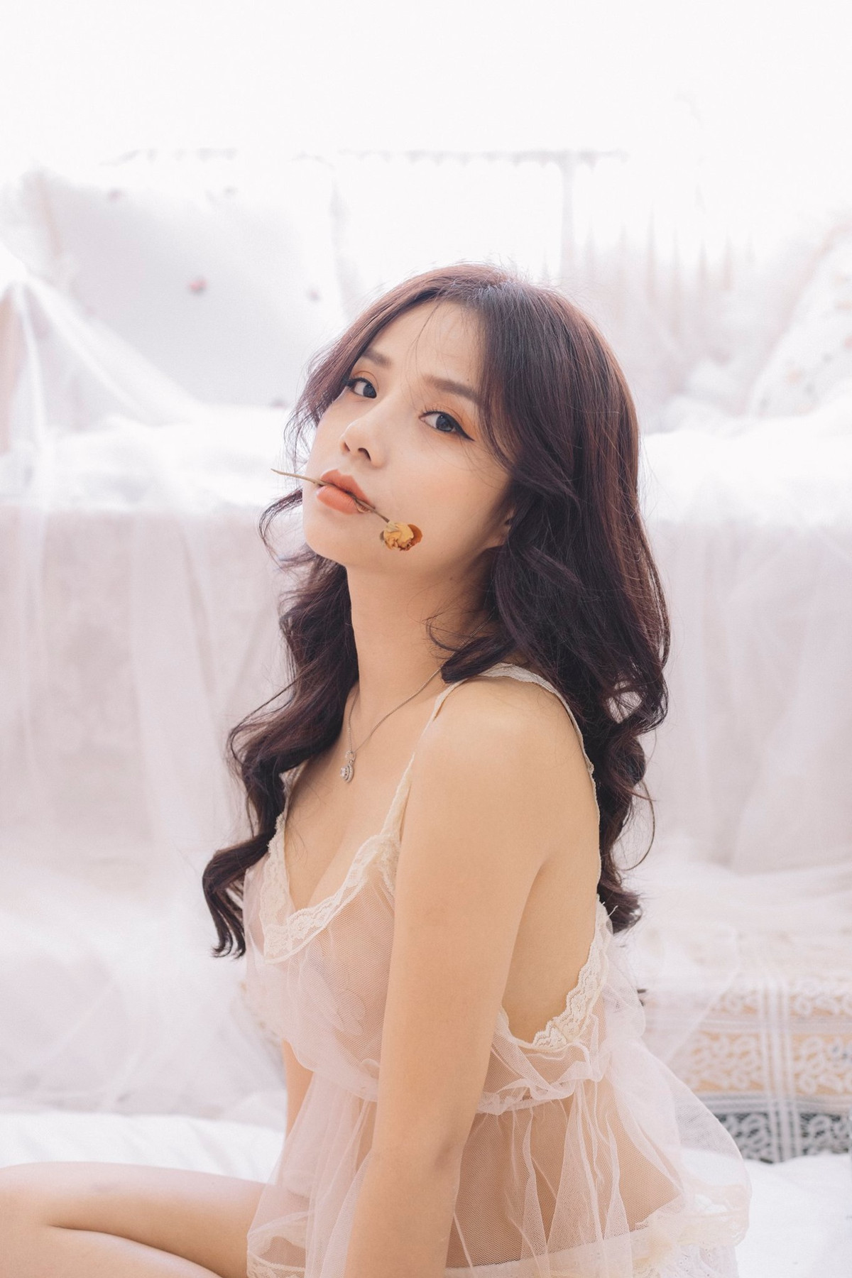 Dù diện trang phục hở bạo và sexy nhưng Thương Võ vẫn giữ được nét ngây thơ, trong trẻo.