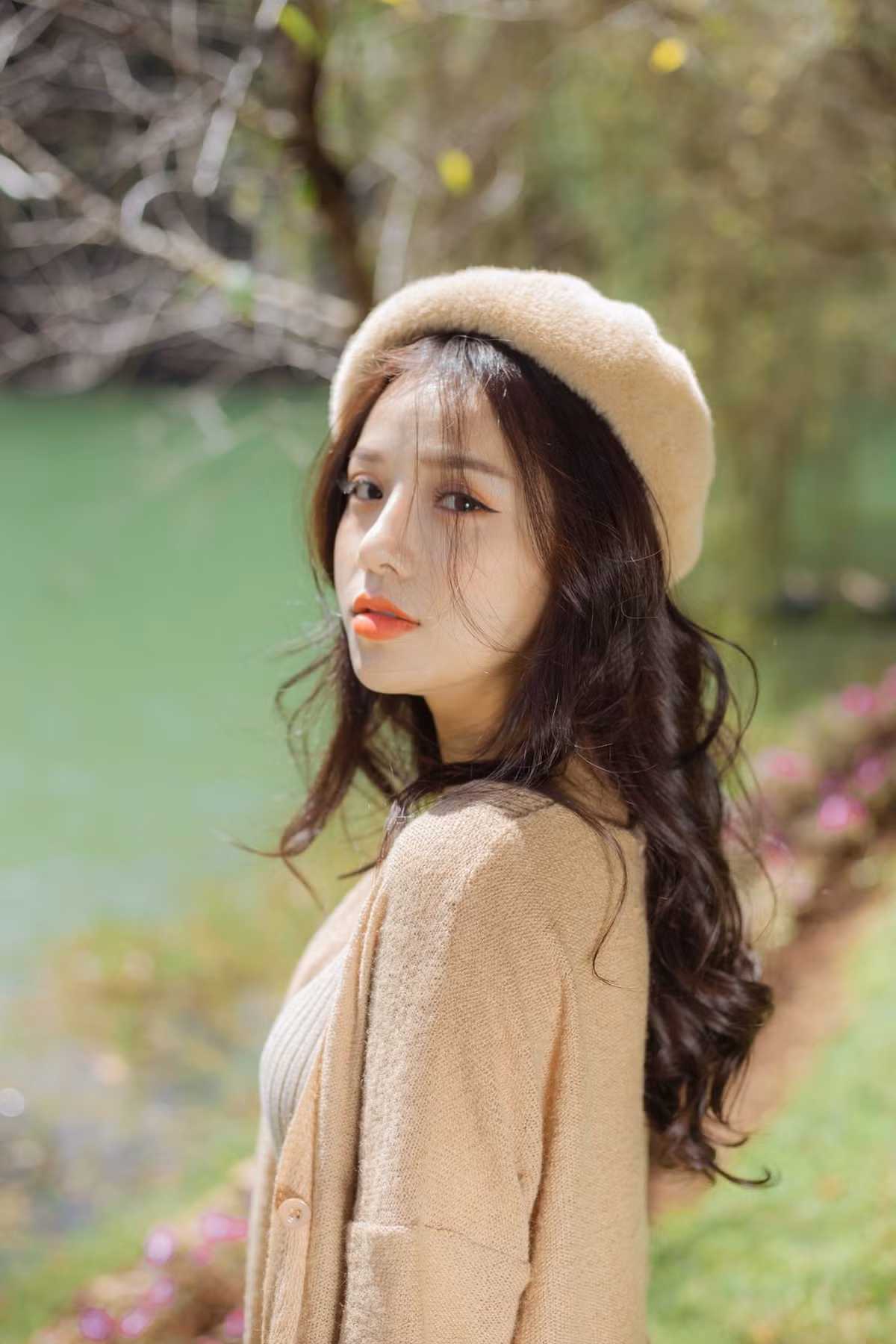 Bạn gái cũ Văn Lâm tên thật là Võ Thị Thương, quê ở Thái Hoà, Nghệ An và là cựu sinh viên của trường Đại học Văn hóa Nghệ thuật quân đội. Trước khi yêu thủ thành của đội tuyển Việt Nam, cô nàng từng thu hút sự chú ý khi tham gia "The Voice - Giọng hát Việt" và được ca sĩ Mỹ Tâm lựa chọn về đội.