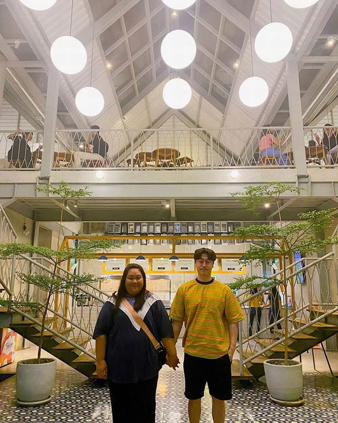 Không chỉ vậy, Vera còn kinh doanh online, bán các loại túi xách, mỹ phẩm từ Hàn Quốc cho khách hàng tại quê nhà Indonesia. Trang cá nhân trên Instagram của cô nàng có hơn 54.000 lượt theo dõi.