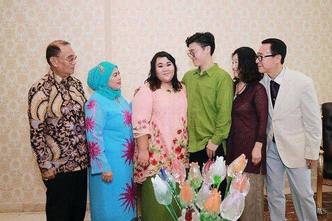 Sau hơn 1 năm bên nhau, cặp đôi bị bao người cười nhạo ấy có một kết thúc tốt đẹp. Hôn lễ giữa Jun và Vera được tổ chức tại một trung tâm tiệc cưới vào tháng 2/2017 theo đúng phong tục, văn hóa của hai nước Indonesia và Hàn Quốc.