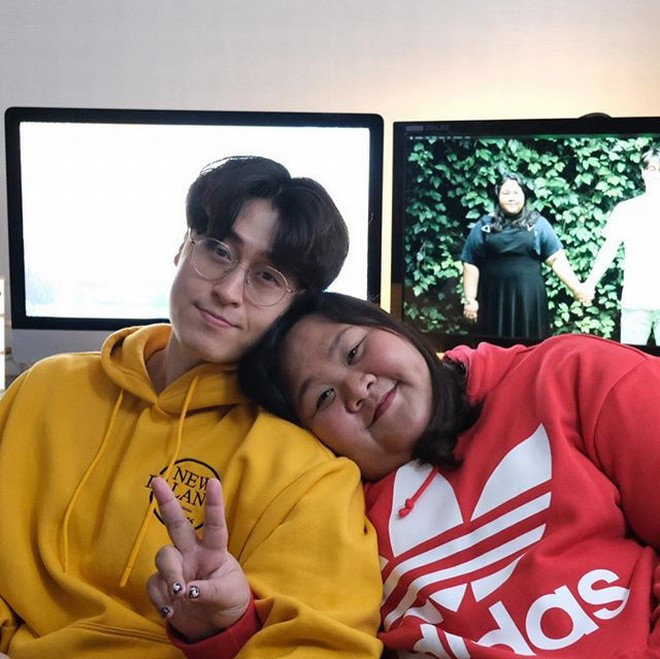 Anh người yêu điển trai lại tỏ ra không mấy bận tâm và rất thích đăng tải những hình ảnh của cả hai trên mạng xã hội khiến cô nàng không còn buồn bã với những lời nhận xét tiêu cực. Vượt qua tất cả, cặp đôi vẫn duy trì mối quan hệ tốt đẹp để rồi quyết định đi đến sự nghiêm túc và sánh bước bên nhau.