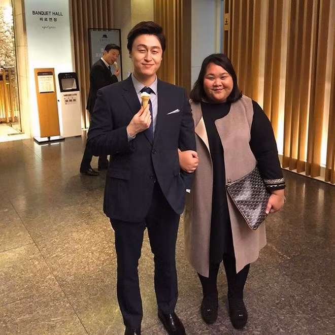 Vera luôn mặc cảm và tự ti về sự chênh lệch này đồng thời sợ người yêu sẽ luôn bị mọi người chế nhạo. Mặt khác, cả hai đến từ hai đất nước có nền văn hóa, tôn giáo khác nhau và điều này chính là rào cản lớn nhất khiến cô có những lúc muốn từ bỏ tình yêu.