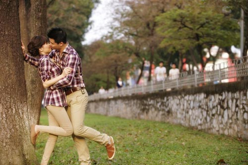 Cùng đi dưới khung cảnh lãng mạn như vậy, bạn đừng quên trao cho nàng bông hồng và món quà nho nhỏ để nàng cảm thấy thực sự được quan tâm trong Ngày Quốc tế phụ nữ 8/3.